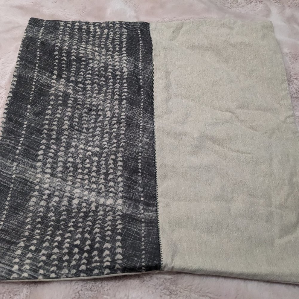 3/$25 Pottery barn pillow cover size 22 x 22